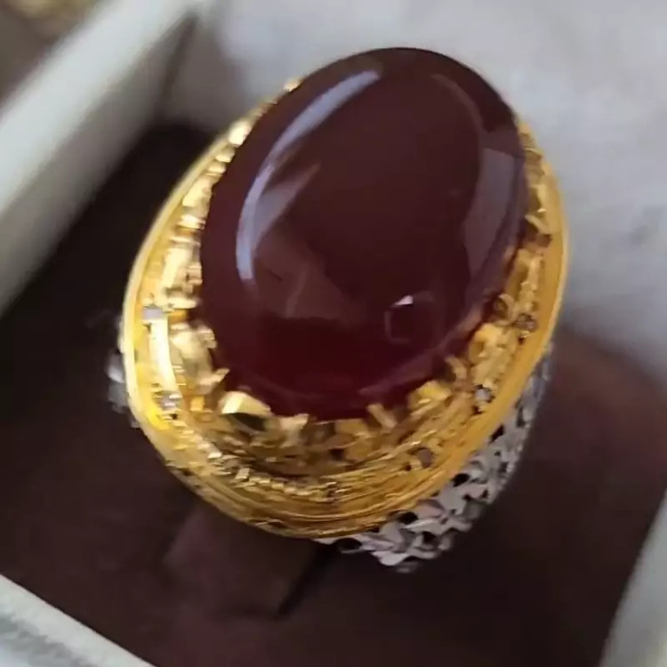 عقیق یمنی سرخ اعلا با رکاب دست ساز سفارشی و مخراجکاری شده با الماس طبیعی و درجه یک
