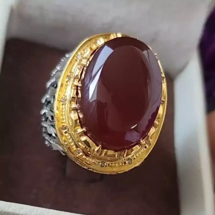 عقیق یمنی سرخ اعلا با رکاب دست ساز سفارشی و مخراجکاری شده با الماس طبیعی و درجه یک