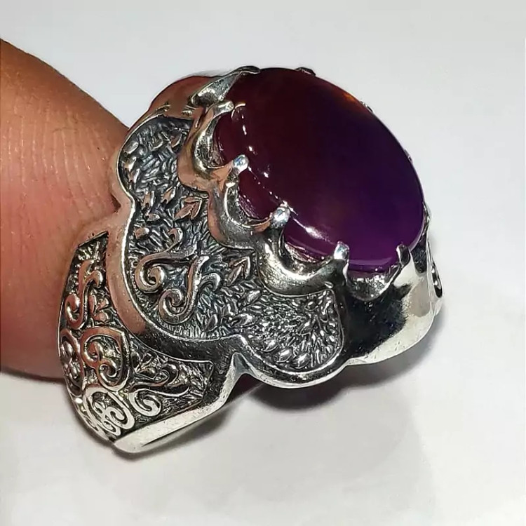 انگشتر عقیق یمنی سوسنی بسیار زیبا و خوش قواره با رکاب نقره عیار 925