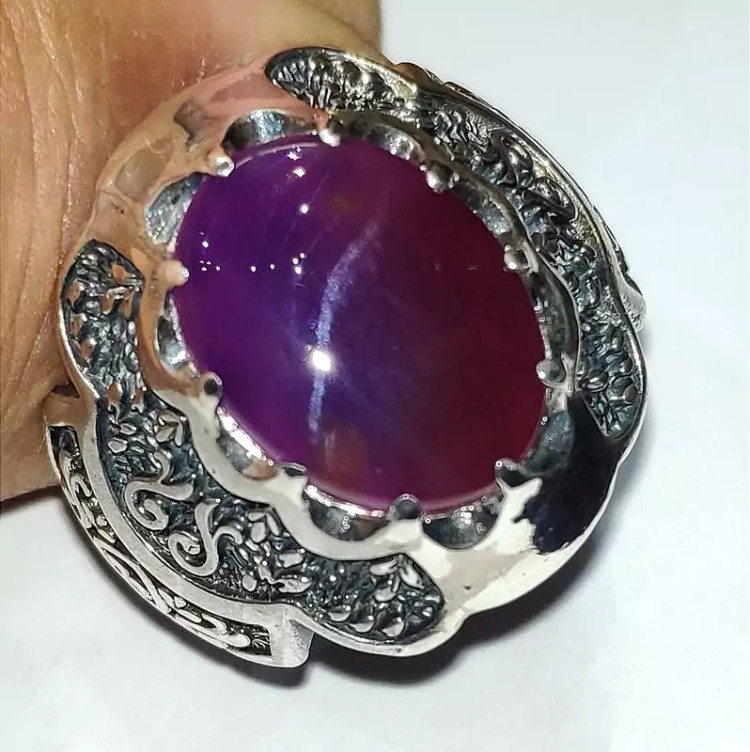 انگشتر عقیق یمنی سوسنی بسیار زیبا و خوش قواره با رکاب نقره عیار 925