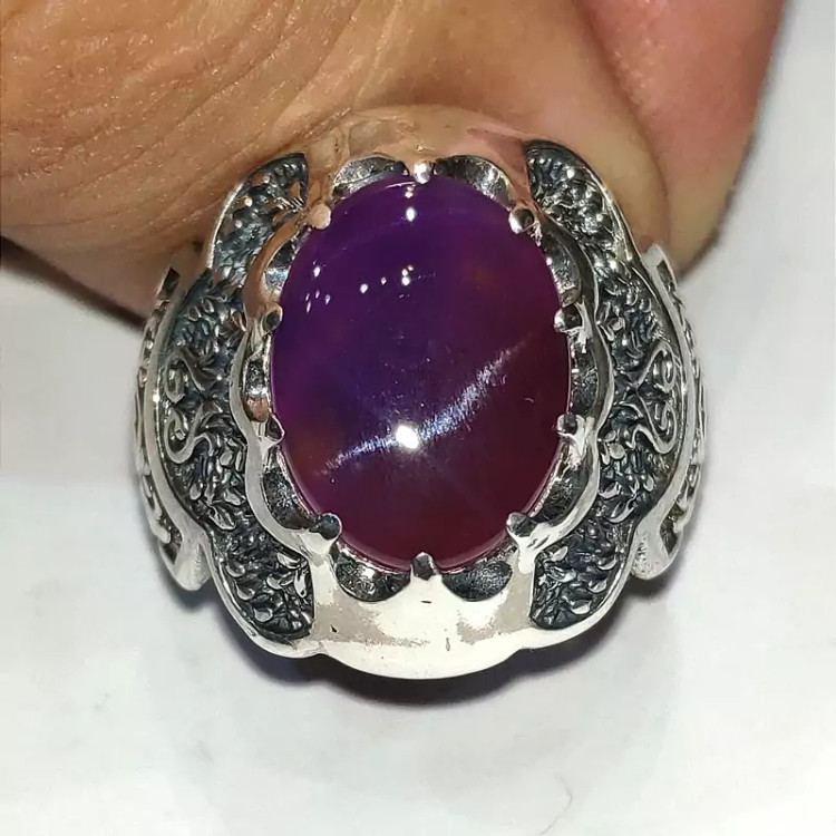انگشتر عقیق یمنی سوسنی بسیار زیبا و خوش قواره با رکاب نقره عیار 925