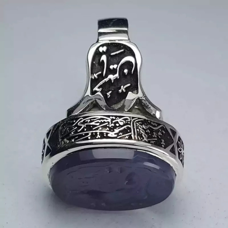 انگشتر عقیق سوسنی یمنی اعلا ، حکاکی شده با دست و با رکاب دست ساز سفارشی و قلمکاری بسیار دقیق و منظم