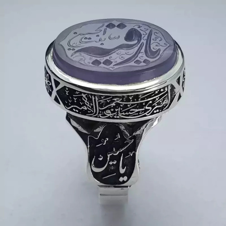انگشتر عقیق سوسنی یمنی اعلا ، حکاکی شده با دست و با رکاب دست ساز سفارشی و قلمکاری بسیار دقیق و منظم