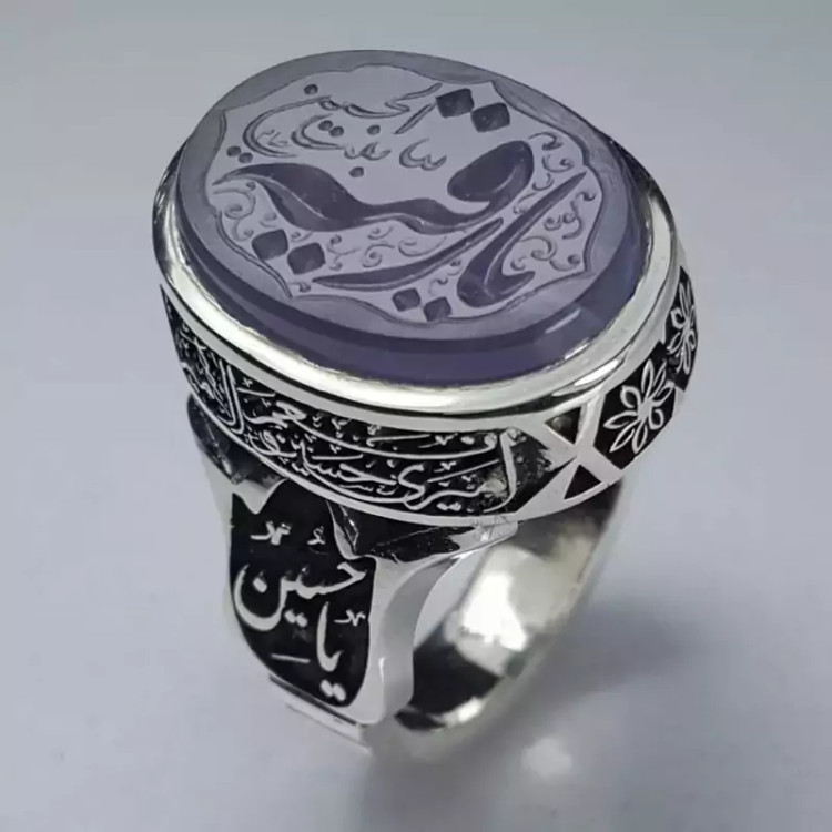 انگشتر عقیق سوسنی یمنی اعلا ، حکاکی شده با دست و با رکاب دست ساز سفارشی و قلمکاری بسیار دقیق و منظم