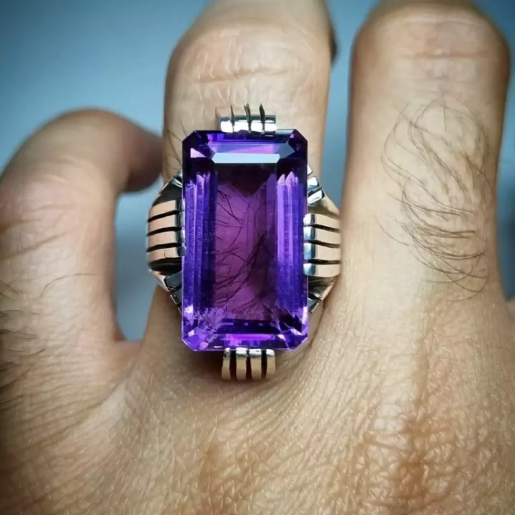 انگشتر آمیتیست اعلا و کلکسیونی با تراش بسیار دقیق Emerald و با رکاب دست ساز سفارشی عیار 925، مدل نجفی...