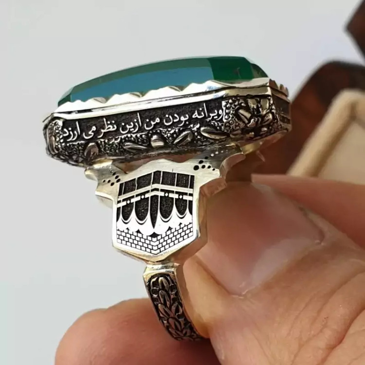 عقیق سبز آبدار معدنی بسیار زیبا و فوق العاده جذاب با رکاب دست ساز قلمکاری شده... کلکسیونی و خاص
