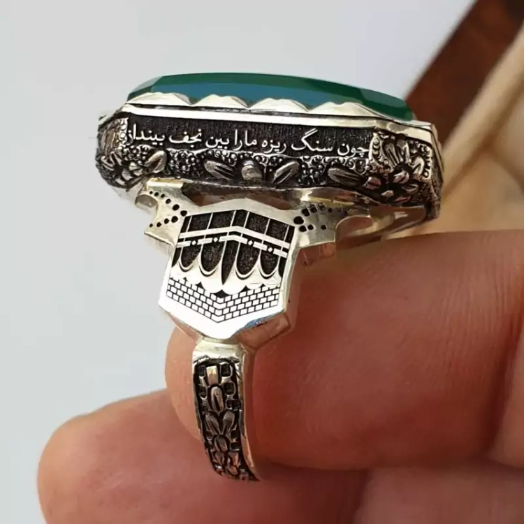عقیق سبز آبدار معدنی بسیار زیبا و فوق العاده جذاب با رکاب دست ساز قلمکاری شده... کلکسیونی و خاص