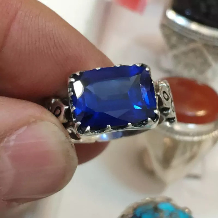 انگشتر یاقوت کبود سنتتیک فوق العاده زیبا و جذاب با رکاب نقره عیار بالا 925